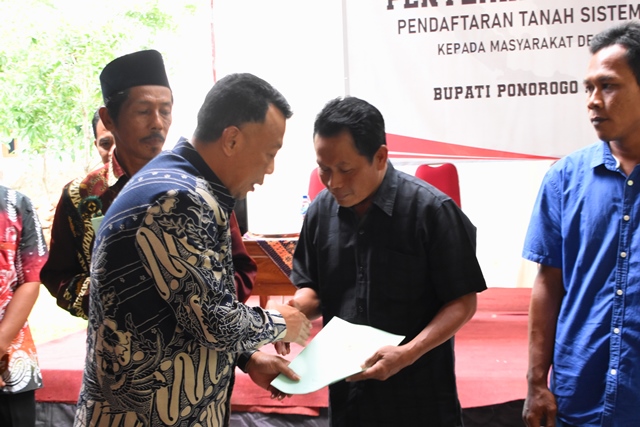 BUPATI PONOROGO SERAHKAN SERTIPIKAT PTSL 2023